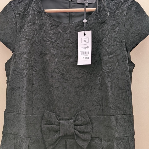 BNWT Black self-embroidered formal dress, size 8 / Medium - Picture 2 of 2